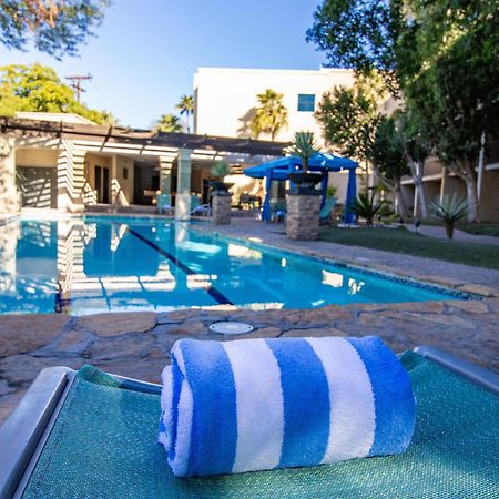 Hotel Araiza Mexicali Luaran gambar The pool at the Hotel Valley Ho