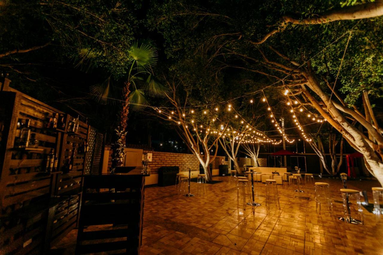Hotel Araiza Mexicali Luaran gambar The patio at the bar