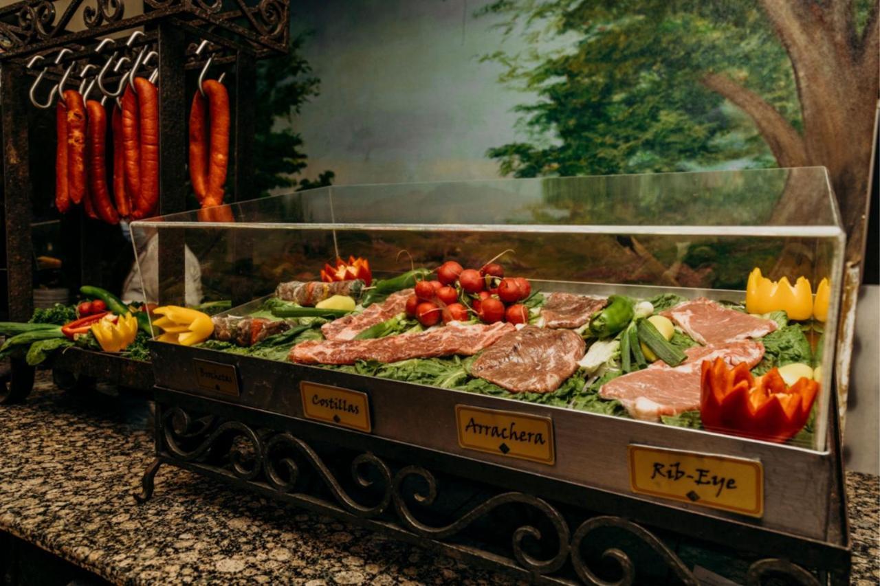 Hotel Araiza Mexicali Luaran gambar A meat display at a restaurant