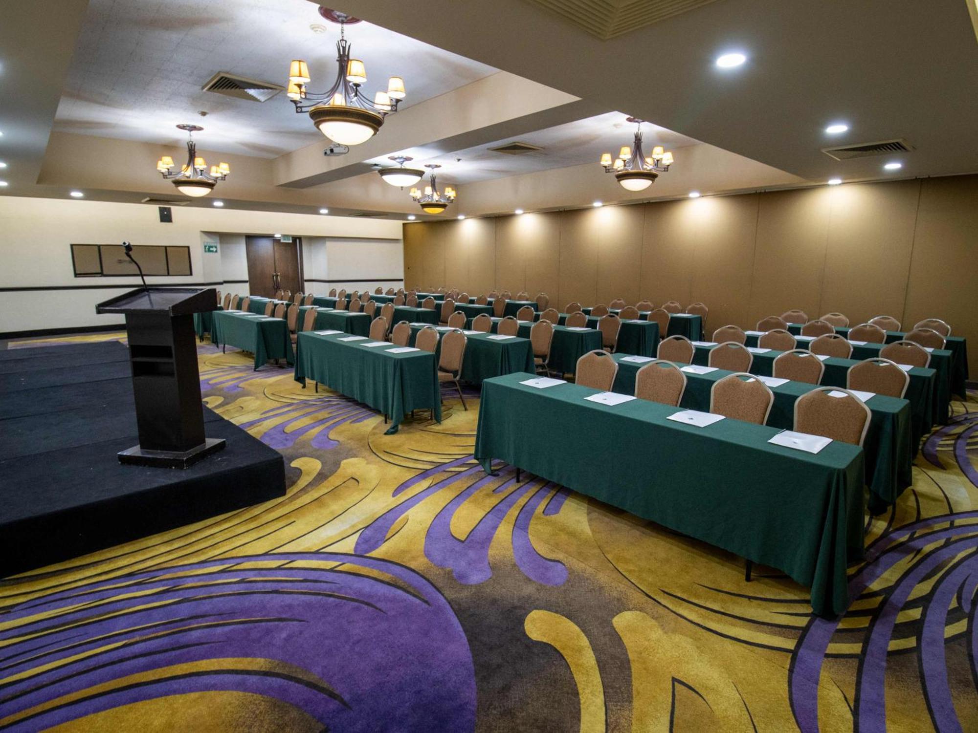 Hotel Araiza Mexicali Luaran gambar A meeting room at the hotel
