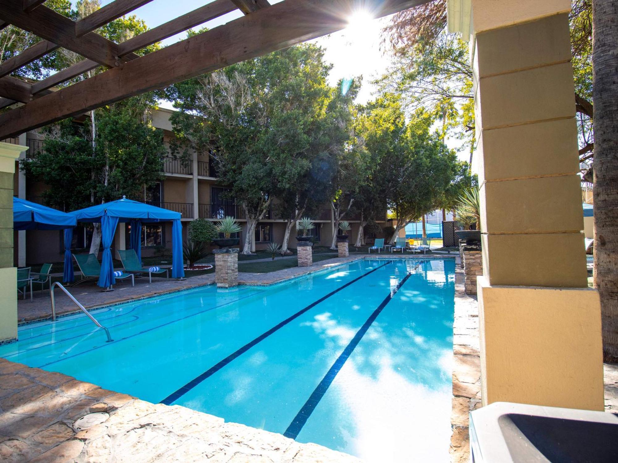 Hotel Araiza Mexicali Luaran gambar The pool at the Arizona Inn