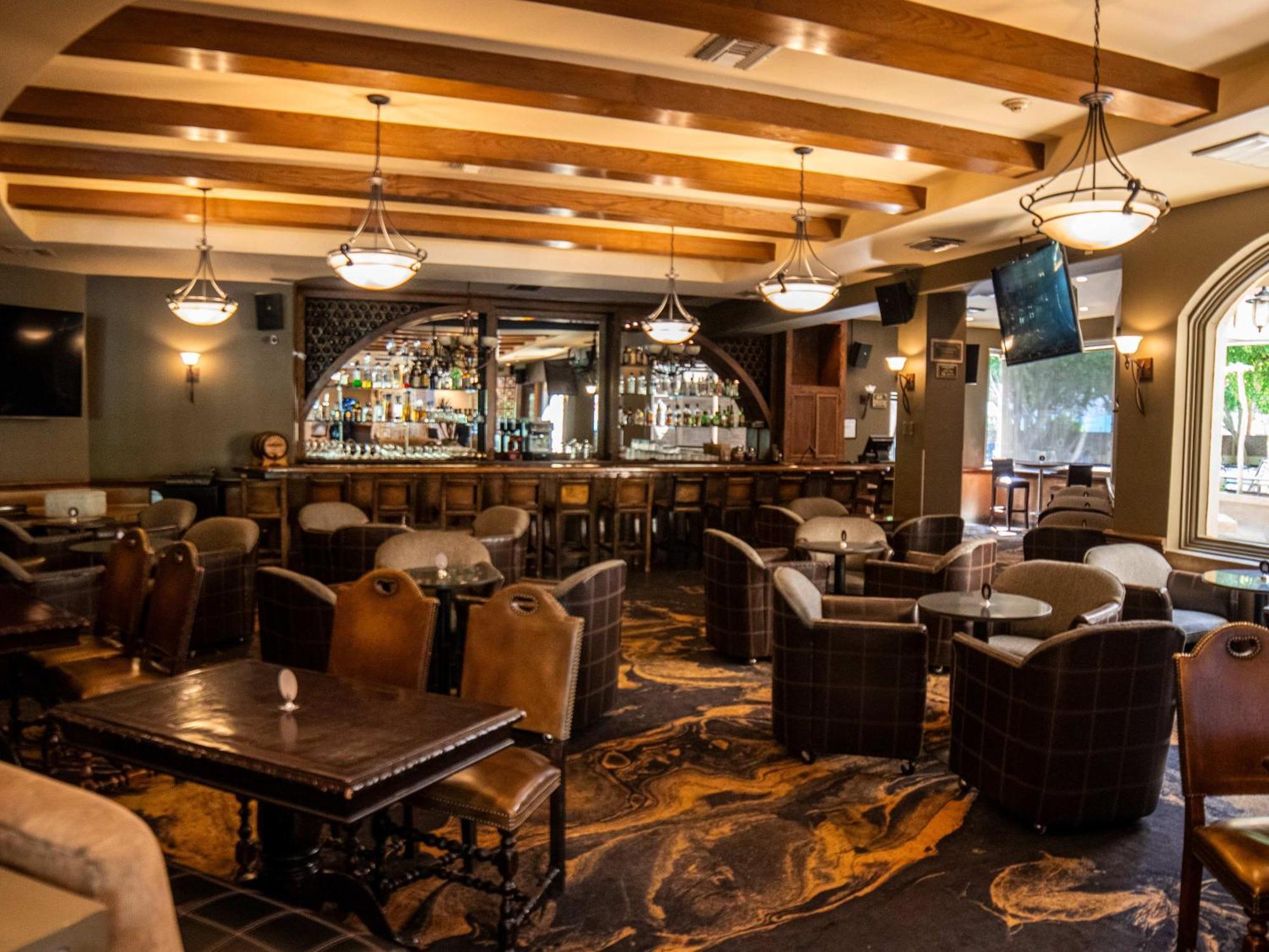 Hotel Araiza Mexicali Luaran gambar The interior of the bar