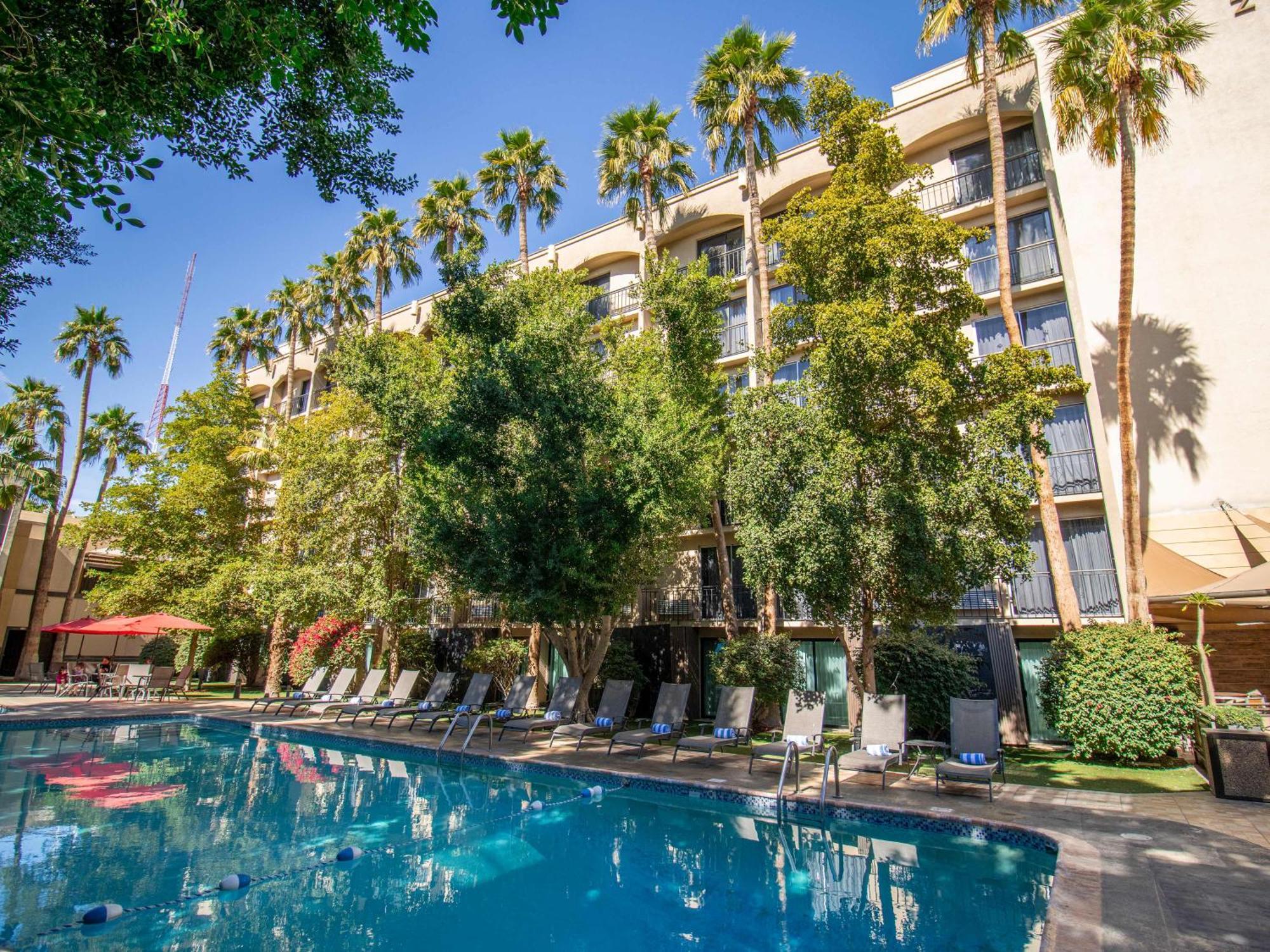 Hotel Araiza Mexicali Luaran gambar The pool at the Royal Palms Resort and Spa