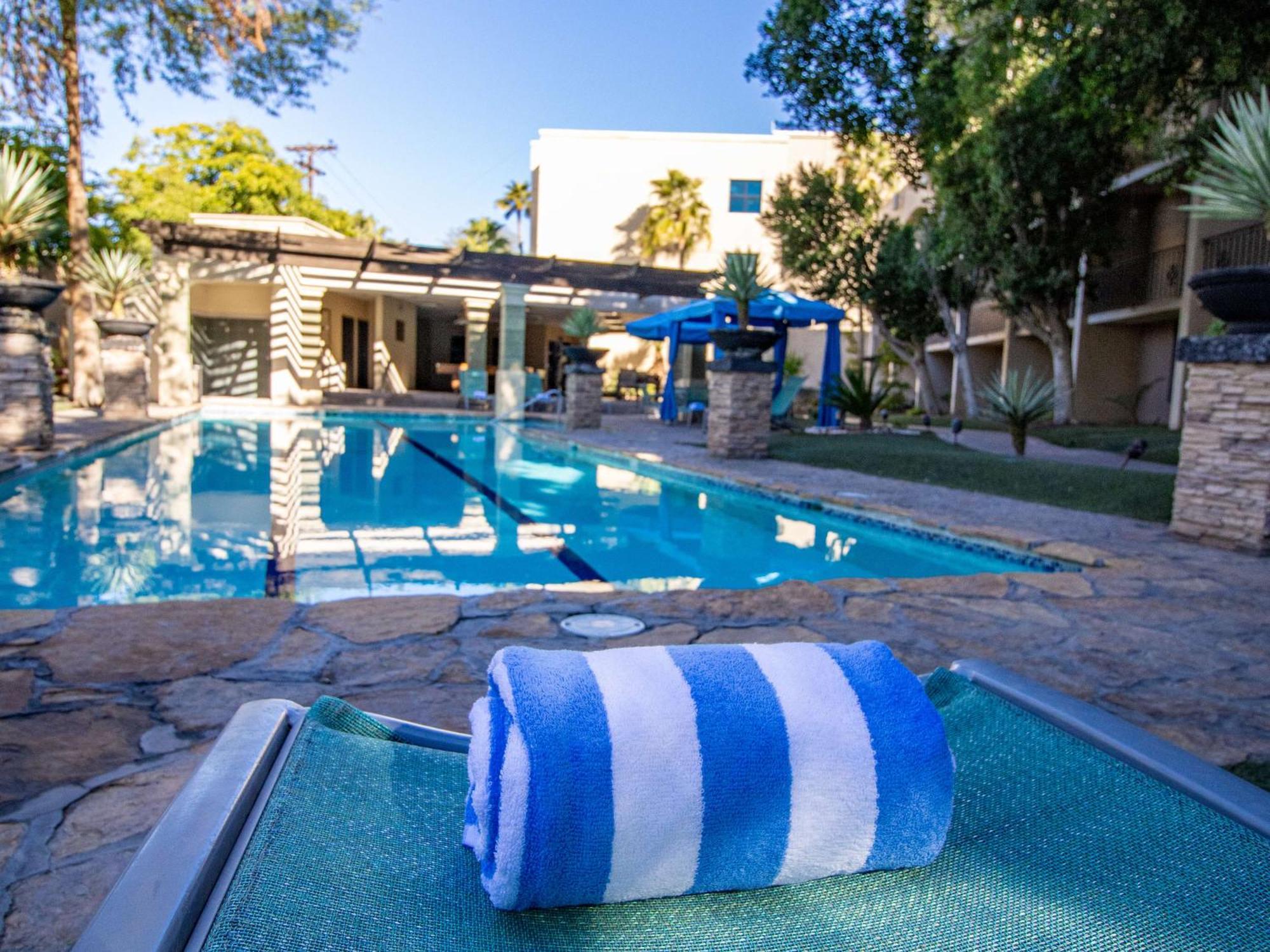 Hotel Araiza Mexicali Luaran gambar The pool at the Hotel Valley Ho