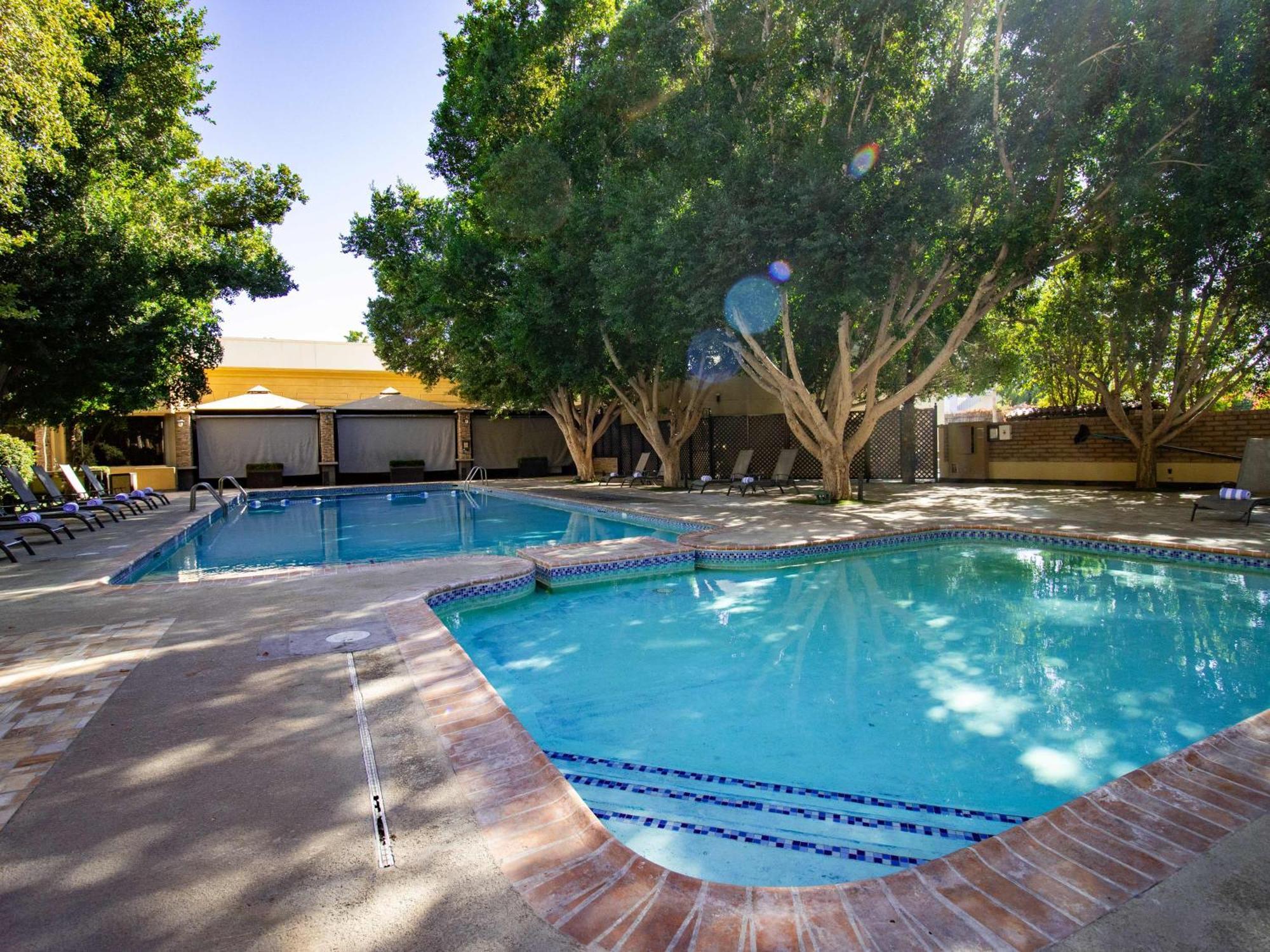 Hotel Araiza Mexicali Luaran gambar The pool at the Saguaro