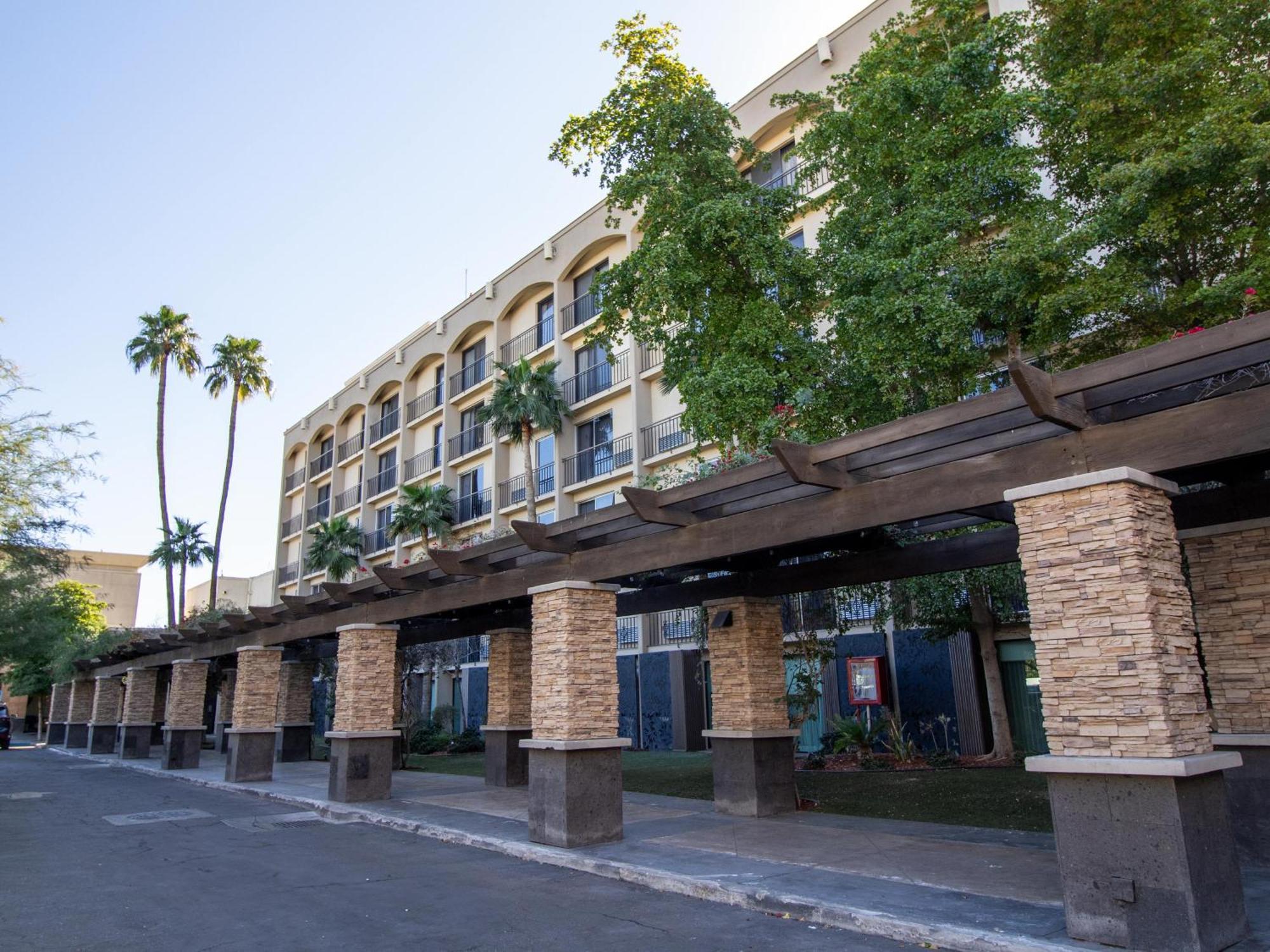 Hotel Araiza Mexicali Luaran gambar The Student Services Building